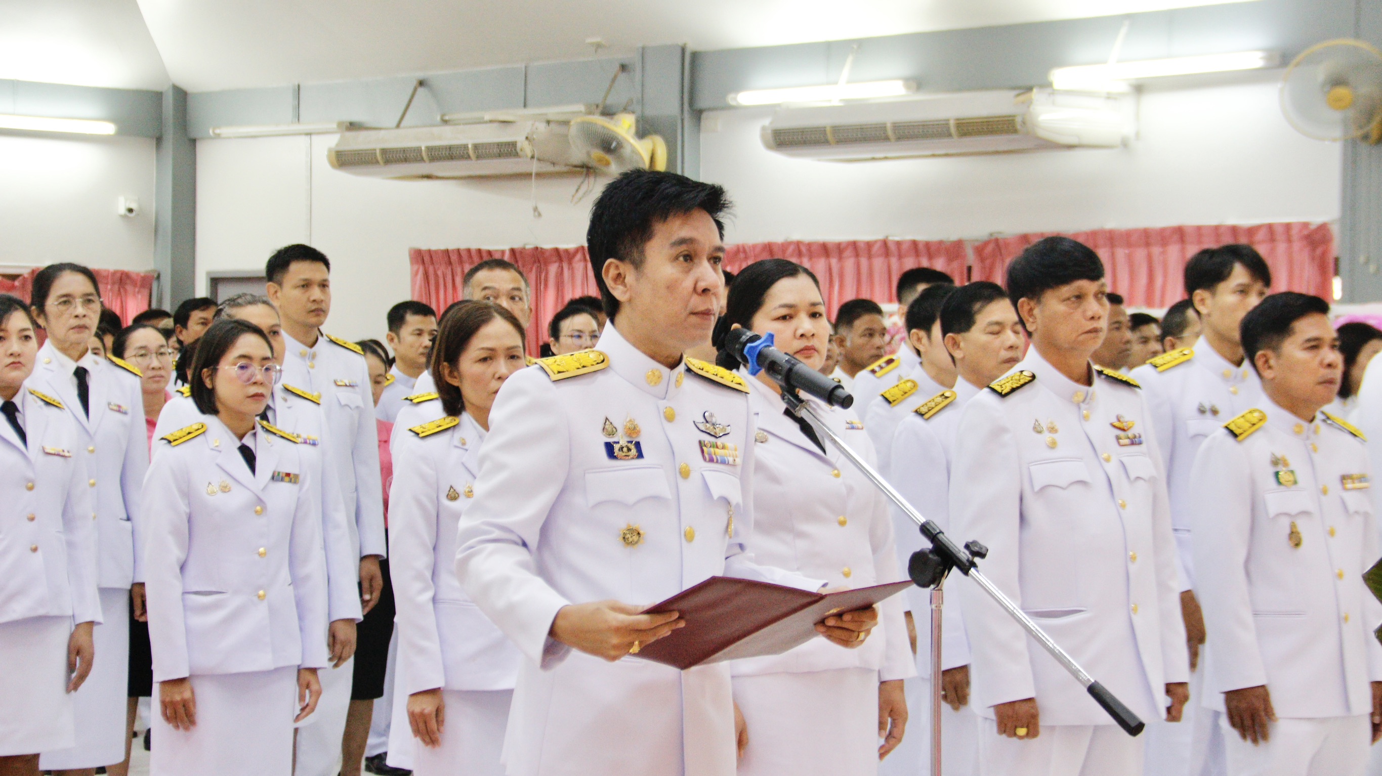 ✨สำนักงานพัฒนาชุมชนอำเภอปลวกแดง ร่วมพิธีวางพวงมาลา เพื่อน้อมรำลึกเนื่องในวันคล้ายวันสวรรคตพระบาทสมเด็จพระจุลจอมเกล้าเจ้าอยู่หัว(วันปิยมหาราช)✨