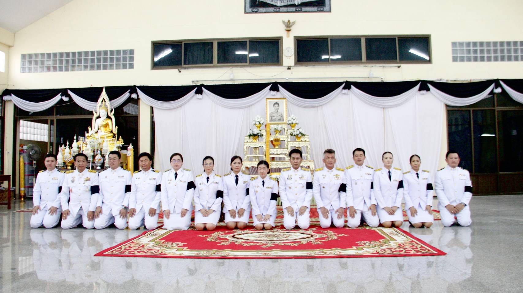 สำนักงานพัฒนาชุมชนอำเภอปลวกแดง ร่วมพิธีสรงน้ำพระบรมศพ และลงนามถวายความอาลัย สมเด็จพระนางเจ้าสิริกิติ์ พระบรมราชินีนาถ พระบรมราชชนนีพันปีหลวง