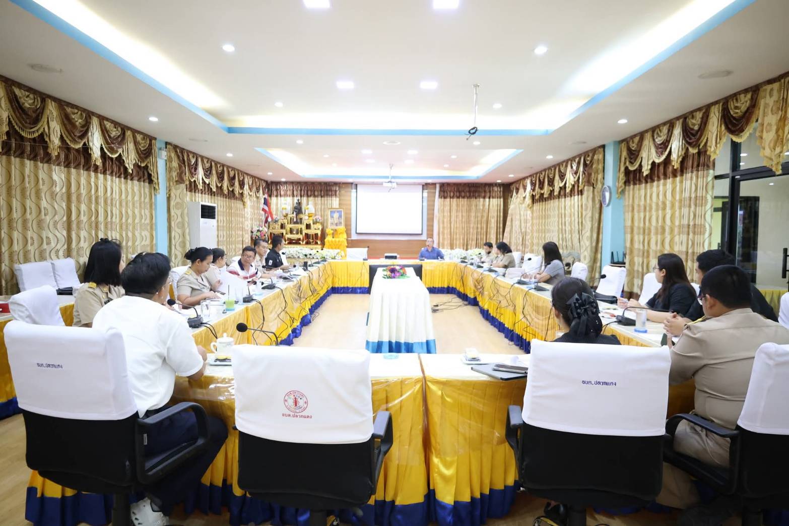 สำนักงานพัฒนาชุมชนอำเภอปลวกแดง ร่วมประชุมเพื่อติดตามและประเมินผลแผนพัฒนาองค์การบริหารส่วนตำบลปลวกแดง