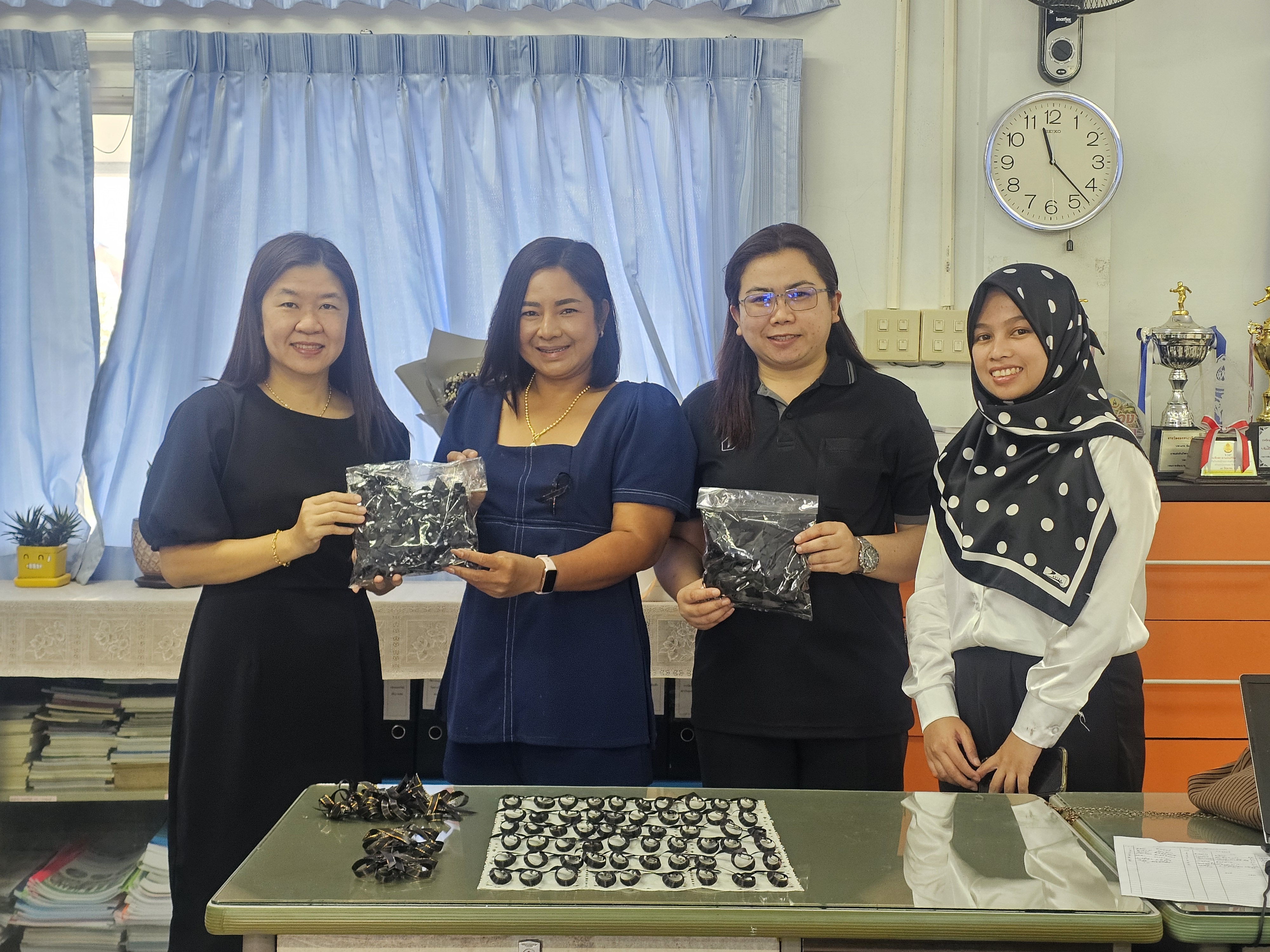 โครงการสตรีระยองร้อยใจประดิษฐ์โบว์ไว้อาลัยสมเด็จพระนางเจ้าสิริกิติ์พระบรมราชินีนาถ พระบรมราชชนนีพันปีหลวง