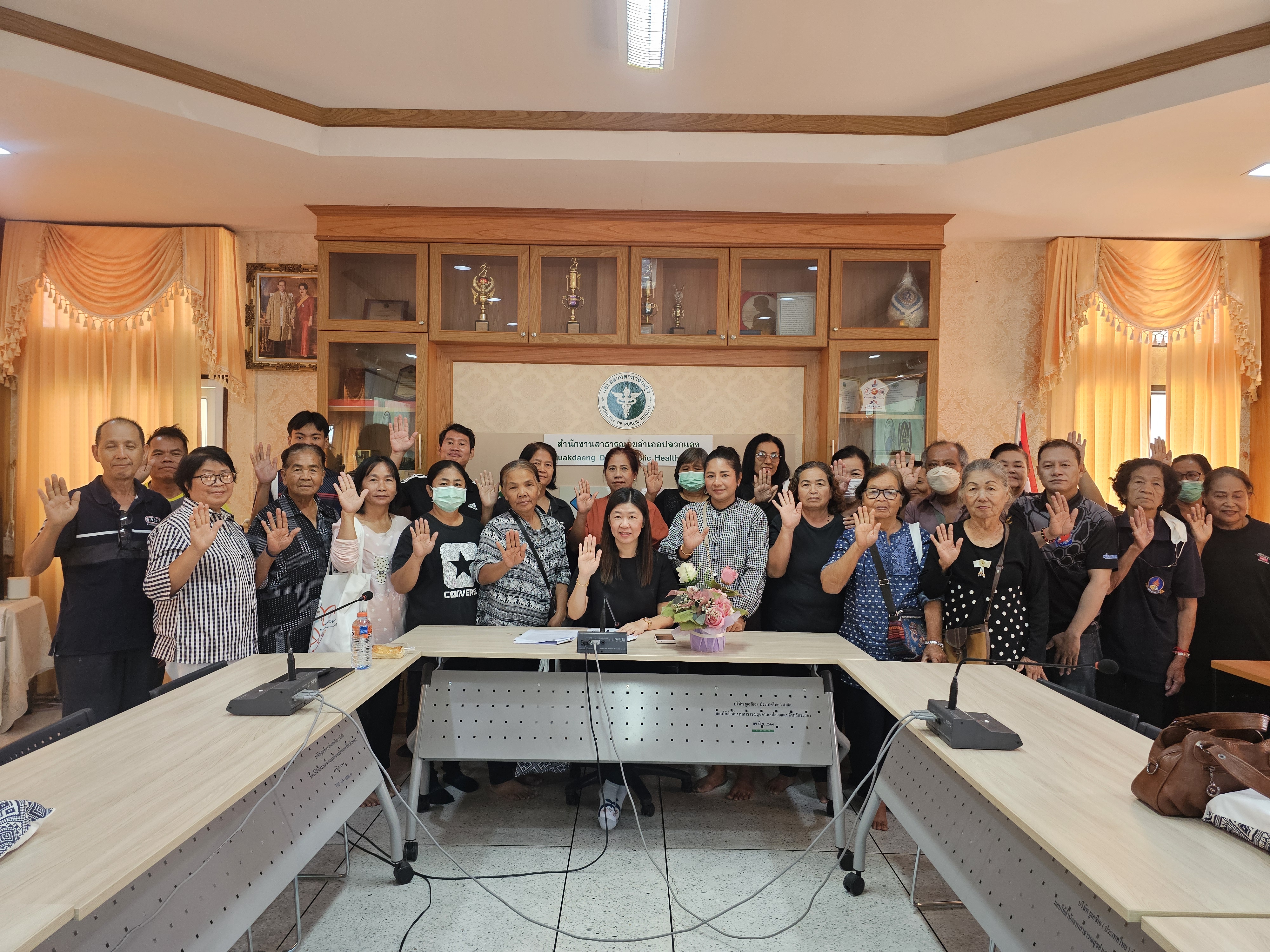 สำนักงานพัฒนาชุมชนอำเภอปลวกแดง ดำเนินโครงการสร้างสัมมาชีพชุมชนครัวเรือนที่ได้รับผลกระทบด้านอาชีพและรายได้ที่มีศักยภาพและสามารถพัฒนาได้